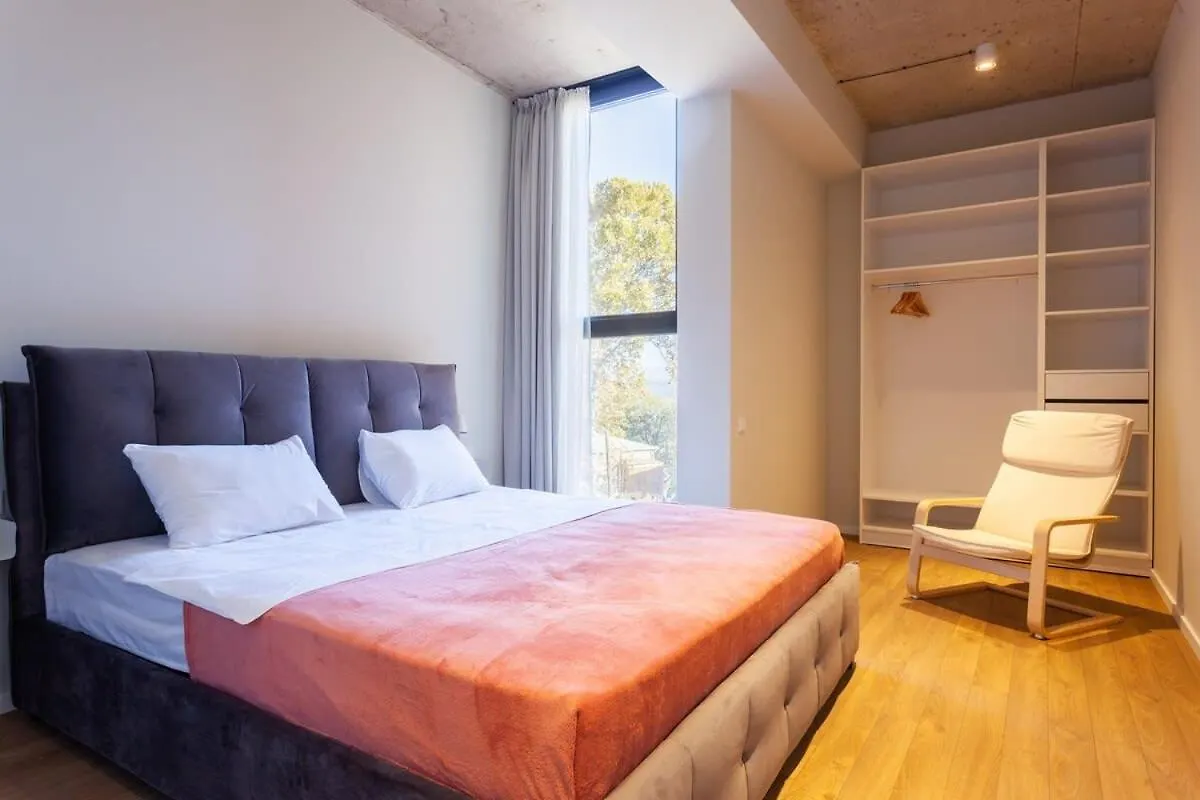 Spacious 3 Bedroomr And 2 Balcony Apartment In The City Center Тбилиси