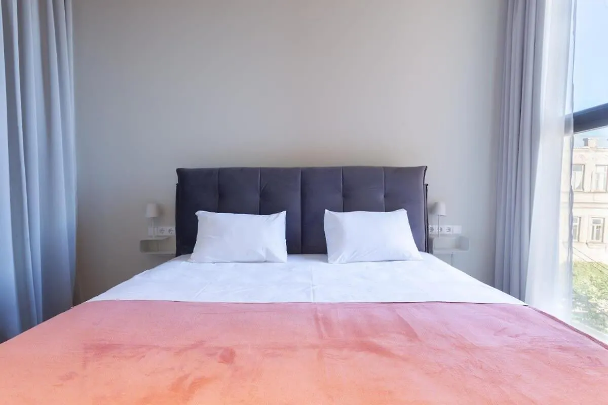 Spacious 3 Bedroomr And 2 Balcony Apartment In The City Center Тбилиси