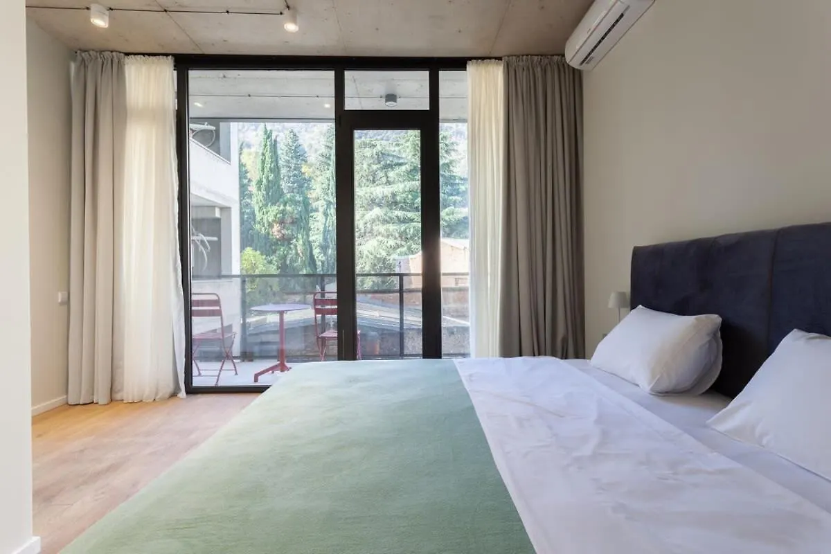 Spacious 3 Bedroomr And 2 Balcony Apartment In The City Center Тбилиси