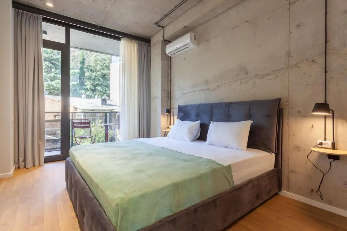 Spacious 3 Bedroomr And 2 Balcony Apartment In The City Center Тбилиси