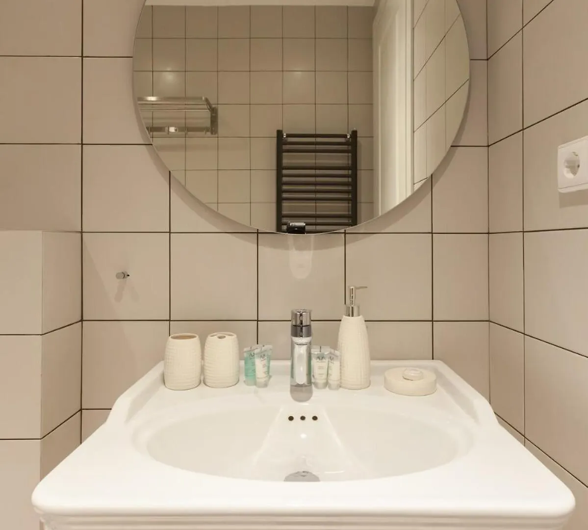 Spacious 3 Bedroomr And 2 Balcony Apartment In The City Center Тбилиси Грузия